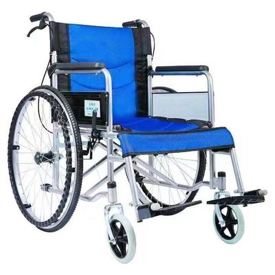 Mensen met een handicap reizen in een rolstoel met een gewone rolstoel en zonder stroomvoorziening